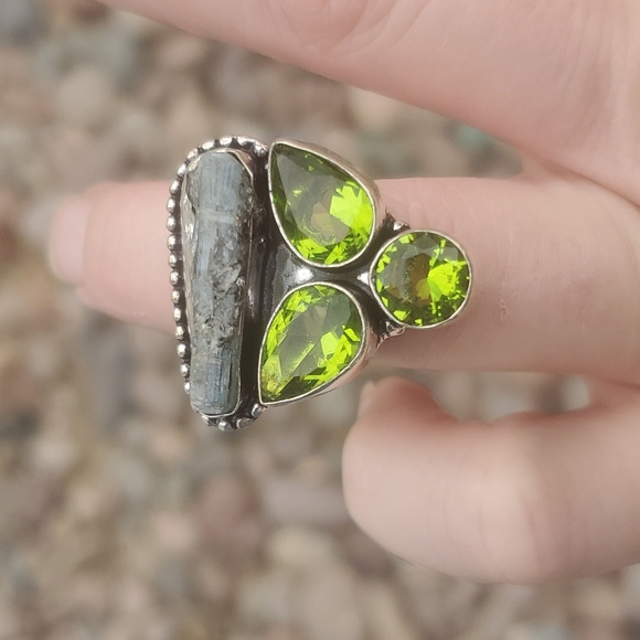 New Rough Kyanite & Peridot 925 Silver Statement Ring. - Picture 6 of 14
